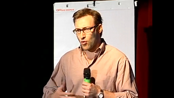 Simon Sinek Hablando De Su Modelo Basado En El “círculo De Oro”, En Cuyo Centro Está La Respuesta A La Pregunta “¿Por Qué?”